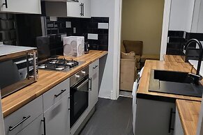 Stoke-on-trent - Apartment - Sleeps 5 - Parking