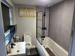 Stoke-on-trent - Apartment - Sleeps 5 - Parking