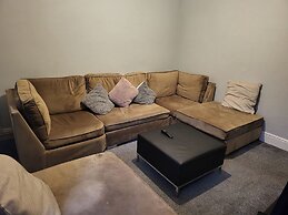 Stoke-on-trent - Apartment - Sleeps 5 - Parking