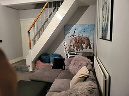 Stoke-on-trent - Apartment - Sleeps 5 - Parking