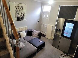 Stoke-on-trent - Apartment - Sleeps 5 - Parking