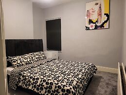 Stoke-on-trent - Apartment - Sleeps 5 - Parking