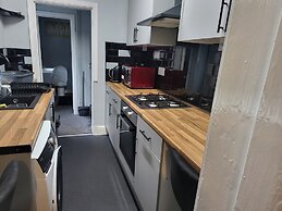 Stoke-on-trent - Apartment - Sleeps 5 - Parking