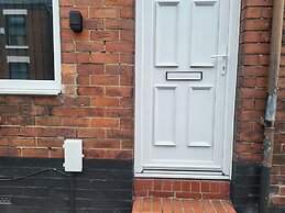 Stoke-on-trent - Apartment - Sleeps 5 - Parking