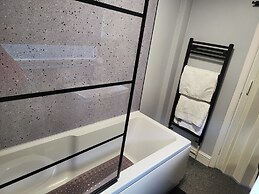 Stoke-on-trent - Apartment - Sleeps 5 - Parking