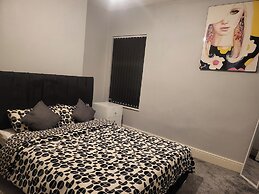 Stoke-on-trent - Apartment - Sleeps 5 - Parking