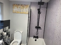 Stoke-on-trent - Apartment - Sleeps 5 - Parking