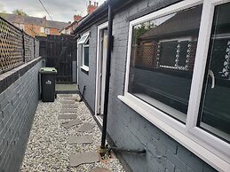 Stoke-on-trent - Apartment - Sleeps 5 - Parking