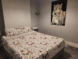 Stoke-on-trent - Apartment - Sleeps 5 - Parking