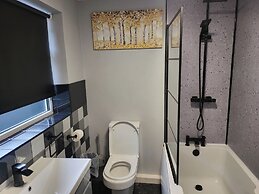 Stoke-on-trent - Apartment - Sleeps 5 - Parking