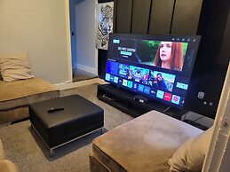 Stoke-on-trent - Apartment - Sleeps 5 - Parking