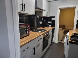 Stoke-on-trent - Apartment - Sleeps 5 - Parking