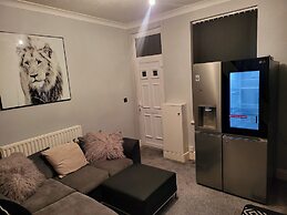 Stoke-on-trent - Apartment - Sleeps 5 - Parking
