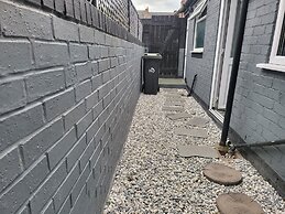 Stoke-on-trent - Apartment - Sleeps 5 - Parking