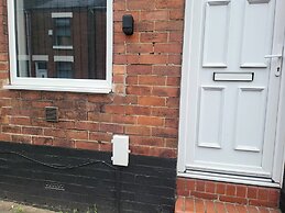 Stoke-on-trent - Apartment - Sleeps 5 - Parking