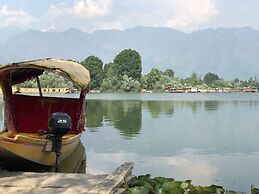 Nigeen Vista Lakeside Chalet