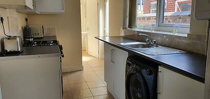 Spacious House in Stoke