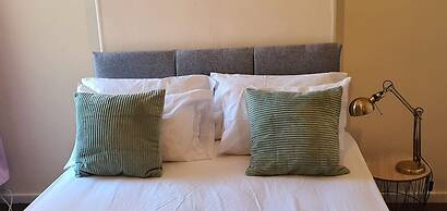 Spacious House in Stoke