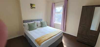 Spacious House in Stoke