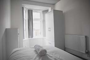 Room in Guest Room - Cheerful Big Room in Leicester