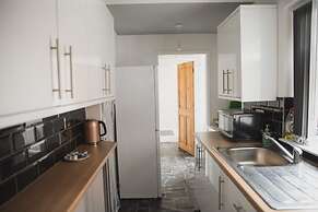 Room in Guest Room - Cheerful Big Room in Leicester