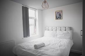 Room in Guest Room - Big Room in Leicester
