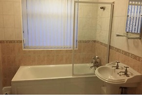 Room in Guest Room - Cheerful big Size Room in Leicester