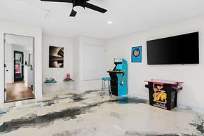 High End Home w Pool Hot Tub Gameroom
