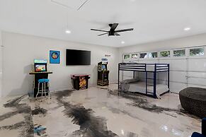 High End Home w Pool Hot Tub Gameroom