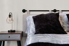 High End Home w Pool Hot Tub Gameroom