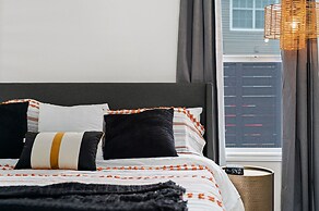 High End Home w Pool Hot Tub Gameroom