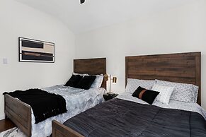 High End Home w Pool Hot Tub Gameroom