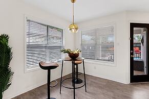 High End Home w Pool Hot Tub Gameroom