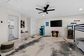 High End Home w Pool Hot Tub Gameroom