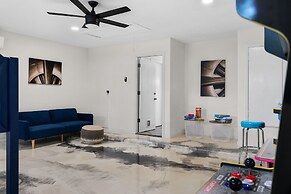 High End Home w Pool Hot Tub Gameroom