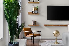 High End Home w Pool Hot Tub Gameroom