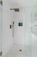 High End Home w Pool Hot Tub Gameroom