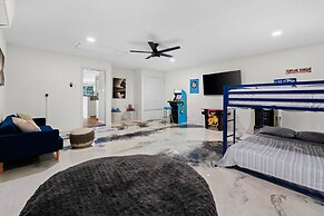 High End Home w Pool Hot Tub Gameroom