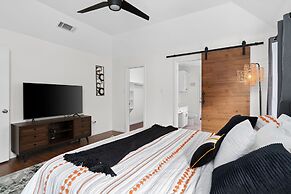 High End Home w Pool Hot Tub Gameroom