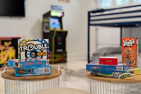 High End Home w Pool Hot Tub Gameroom