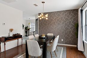 High End Home w Pool Hot Tub Gameroom