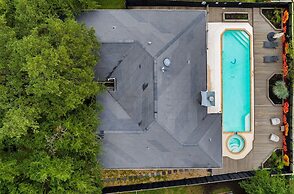 High End Home w Pool Hot Tub Gameroom