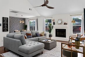 High End Home w Pool Hot Tub Gameroom