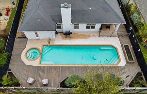 High End Home w Pool Hot Tub Gameroom