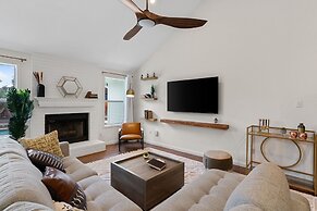 High End Home w Pool Hot Tub Gameroom