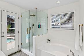 High End Home w Pool Hot Tub Gameroom