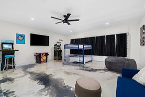 High End Home w Pool Hot Tub Gameroom