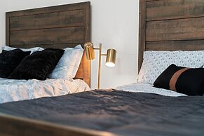 High End Home w Pool Hot Tub Gameroom