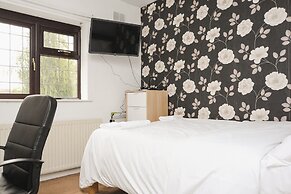 Room in Guest Room - Large Bright Room in Coventry