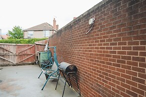 Room in Guest Room - Large Bright Room in Coventry